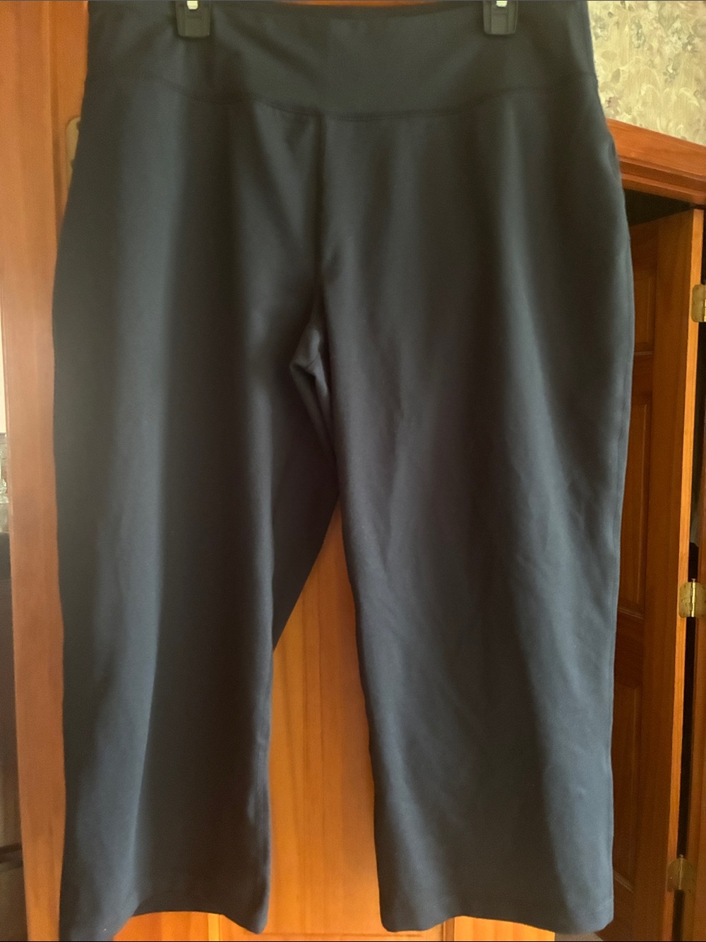 Lands' End Women's Dark Navy Performance Capris